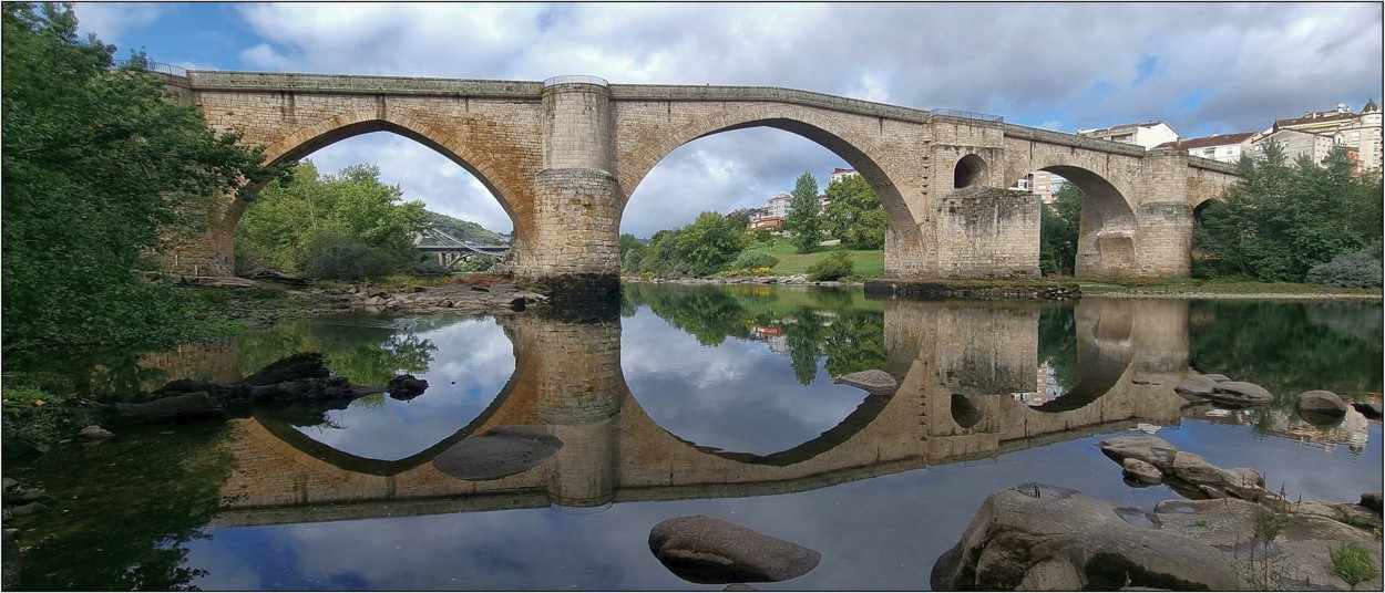 2023 září - téměř na hranicích s Portugalskem je město Ourense s mostem na řece Minho, starším, než je náš Karlův, nádhera, téměř nevíte, kde je nahoře a kde je dole