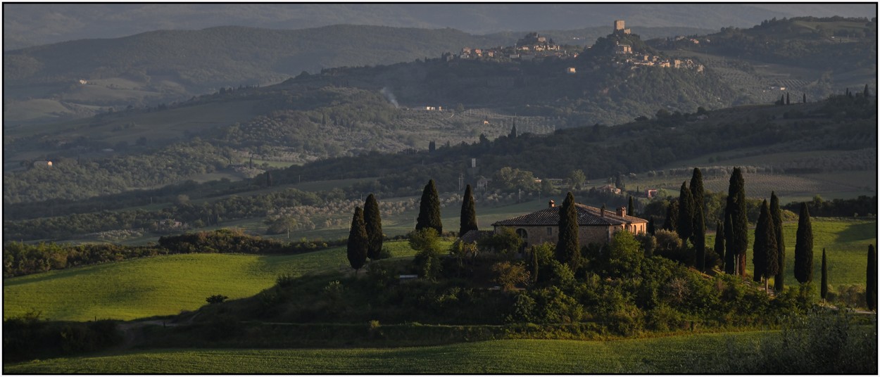 Jižní Toskánsko_květen 2024 - farma nedaleko  San Qurico di Orcia ve večerním sluncii- v pozadí pevnost Rocca di Tentennano