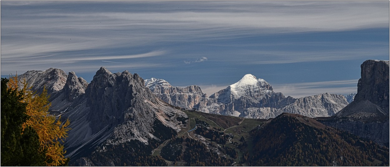 Říjen 2024, Piz Riedl,  s uchvatným výhledem na zasněženou Marmoladu - civilním názvem Punta Penia 3343 mnm.