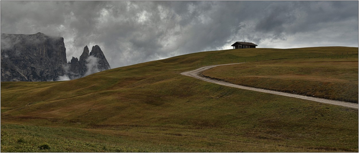 Říjen 2024, Seiser Alm, výlet na Monte Bullaccia 2177 mnm., úchvatná cesta po loukách s výhledem na všechny strany a do údolí cca 500 m pod námi (Kastelruth, St. Ulrich a další)