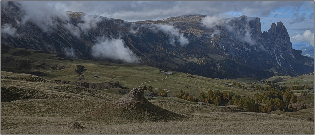 Říjen 2024, Seiser Alm, z výstupu do sedla Paso di Alpe Tires 2440 mnm., kam jsme nakonec kvůli čerstvě zahojenému kotníku a náročné kamenité cestě nedošli